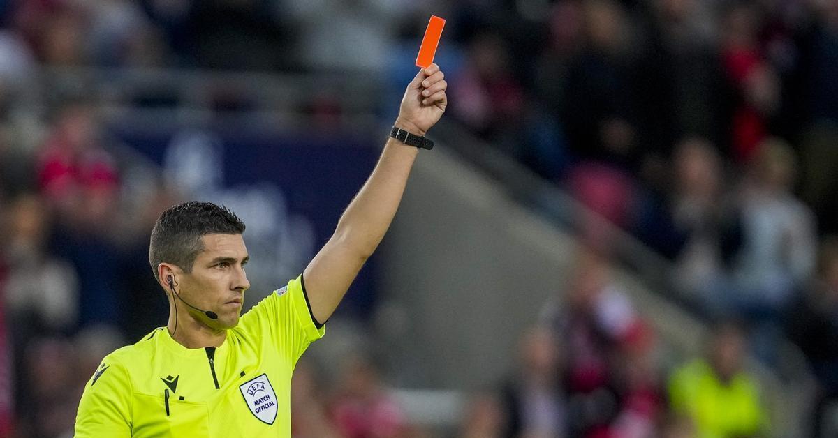 Àrbitre mostrant targeta